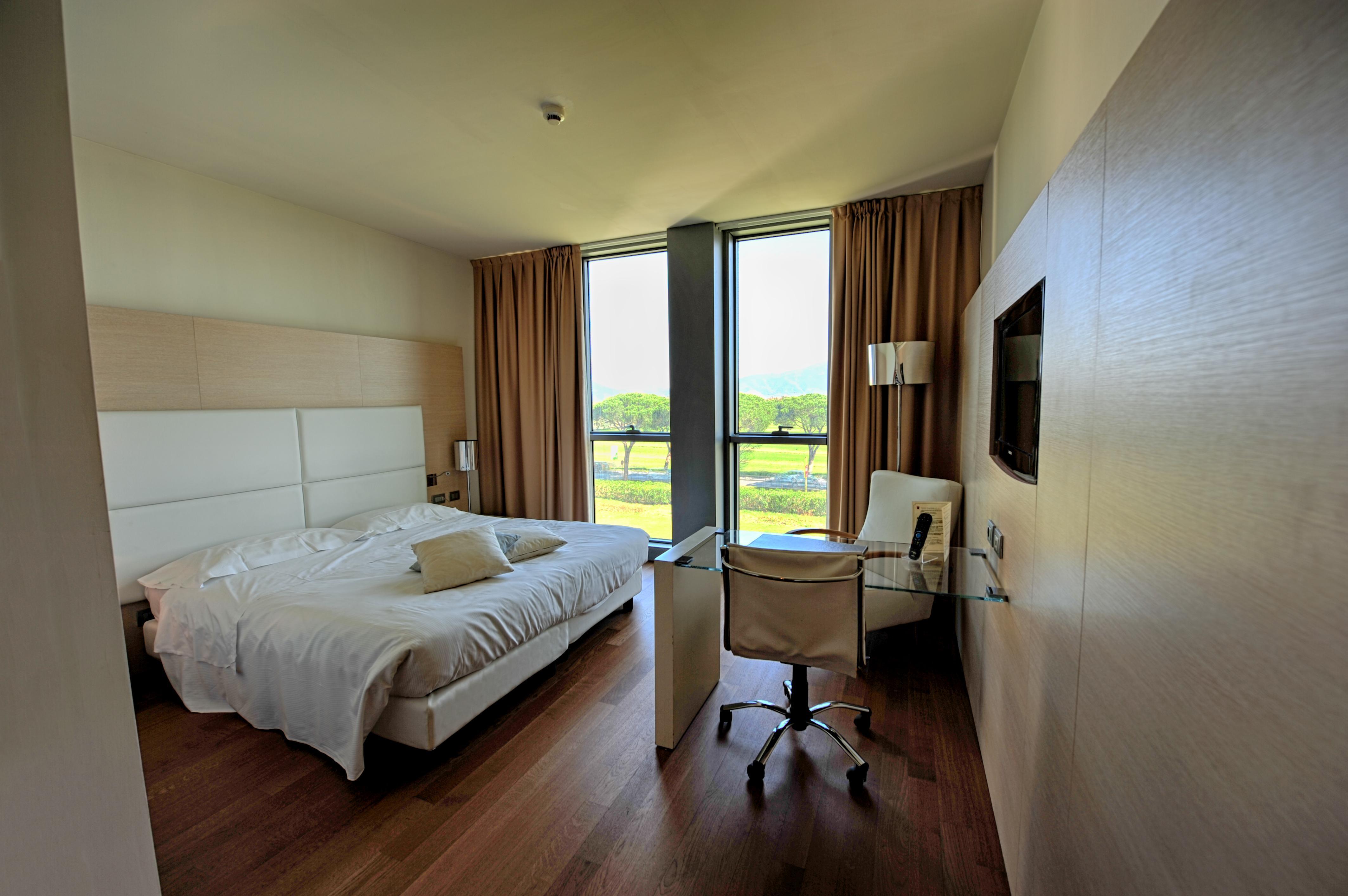 Pisa Tower Plaza Hotel Bagian luar foto A room at the hotel