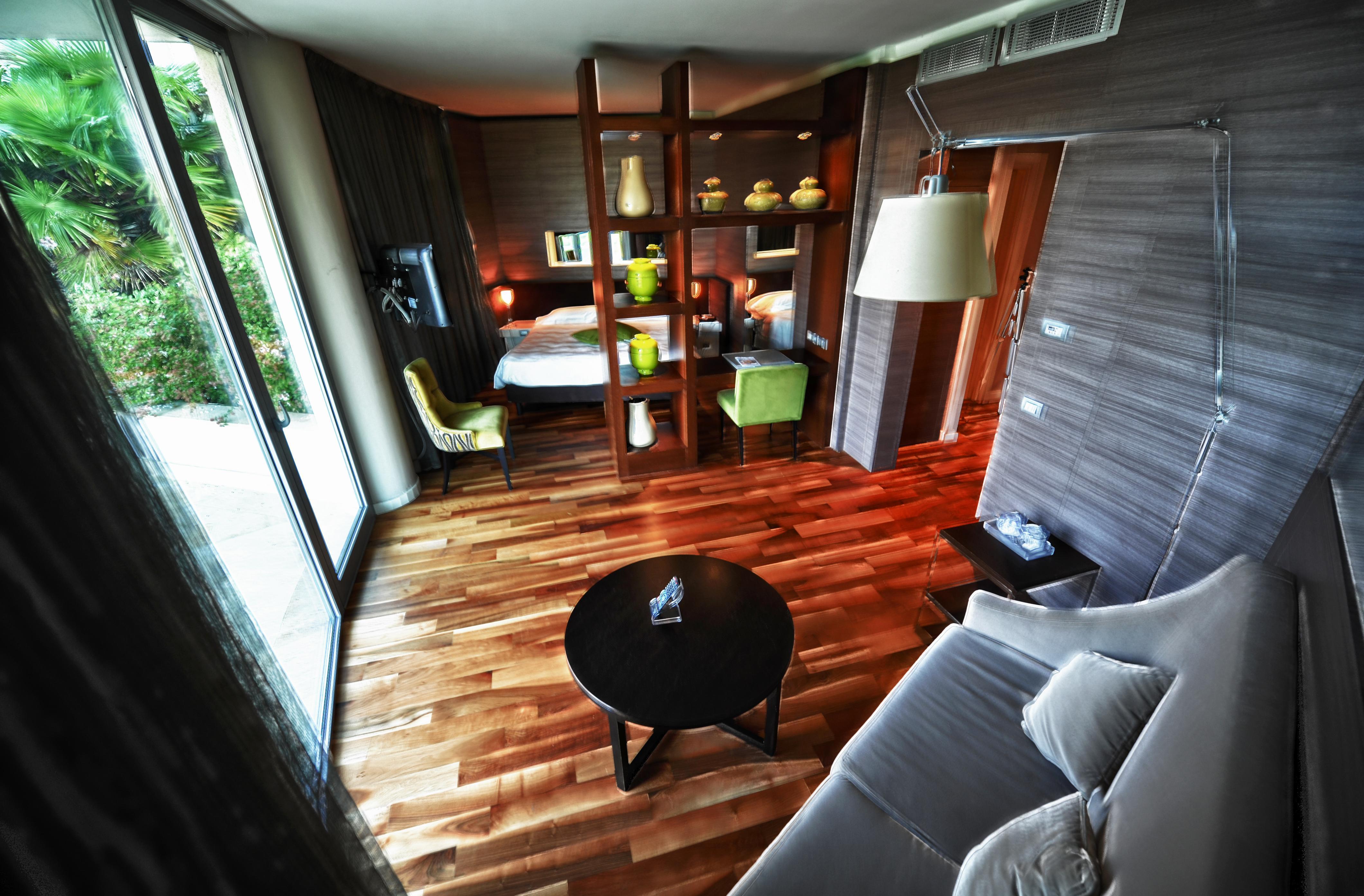Pisa Tower Plaza Hotel Bagian luar foto A room at the hotel