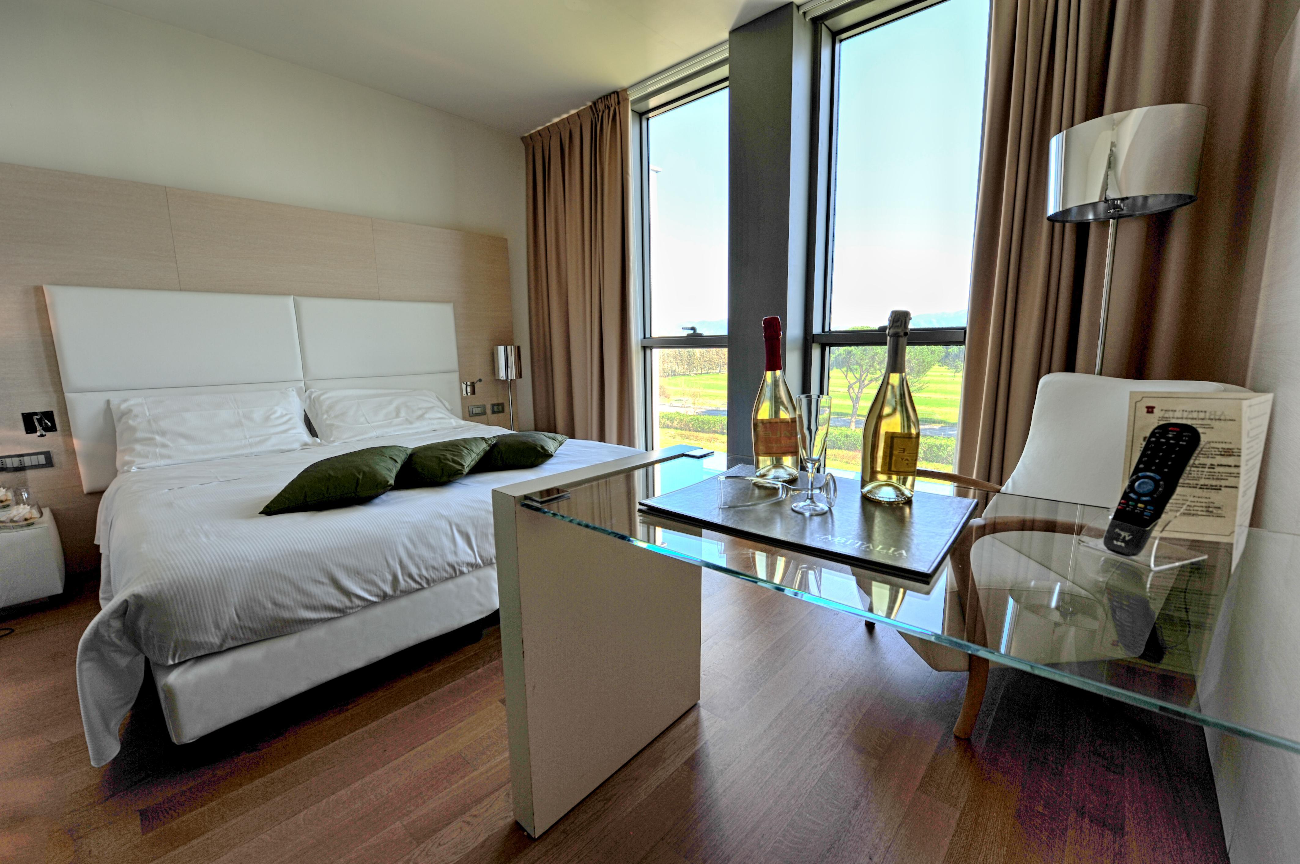Pisa Tower Plaza Hotel Bagian luar foto A room at the hotel
