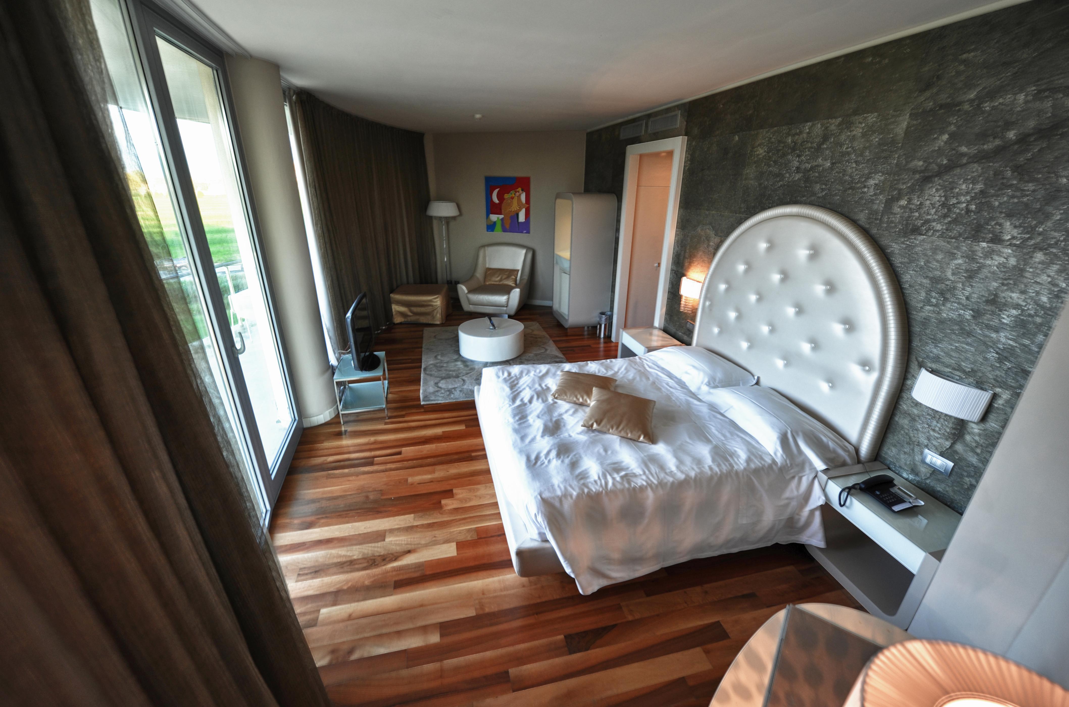 Pisa Tower Plaza Hotel Bagian luar foto A room at the hotel