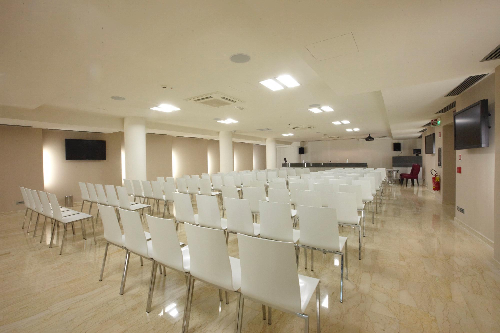 Pisa Tower Plaza Hotel Bagian luar foto The conference room