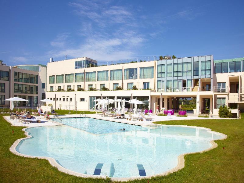 Pisa Tower Plaza Hotel Bagian luar foto The hotel's swimming pool