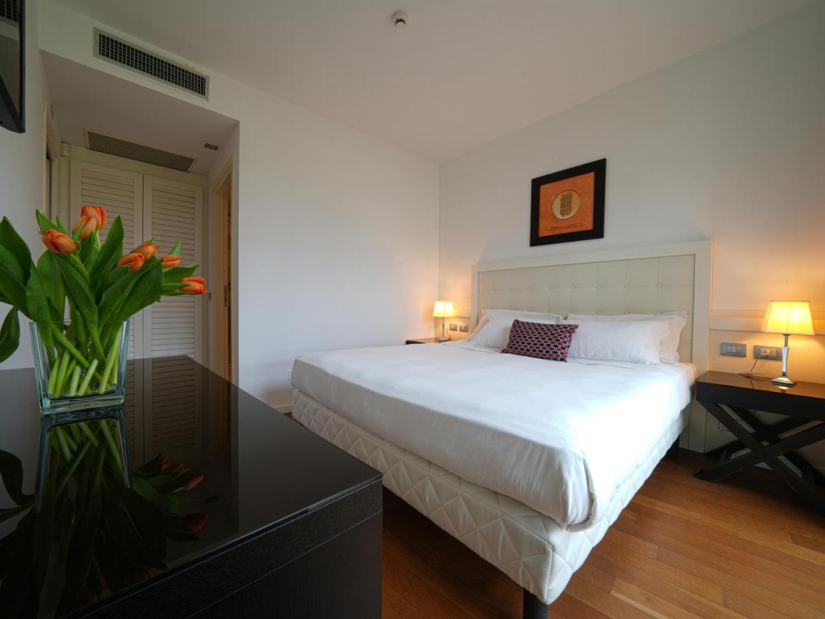 Pisa Tower Plaza Hotel Bagian luar foto A bedroom at the hotel