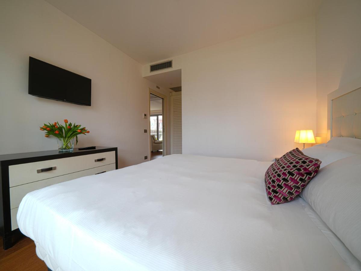 Pisa Tower Plaza Hotel Bagian luar foto A bedroom at the hotel