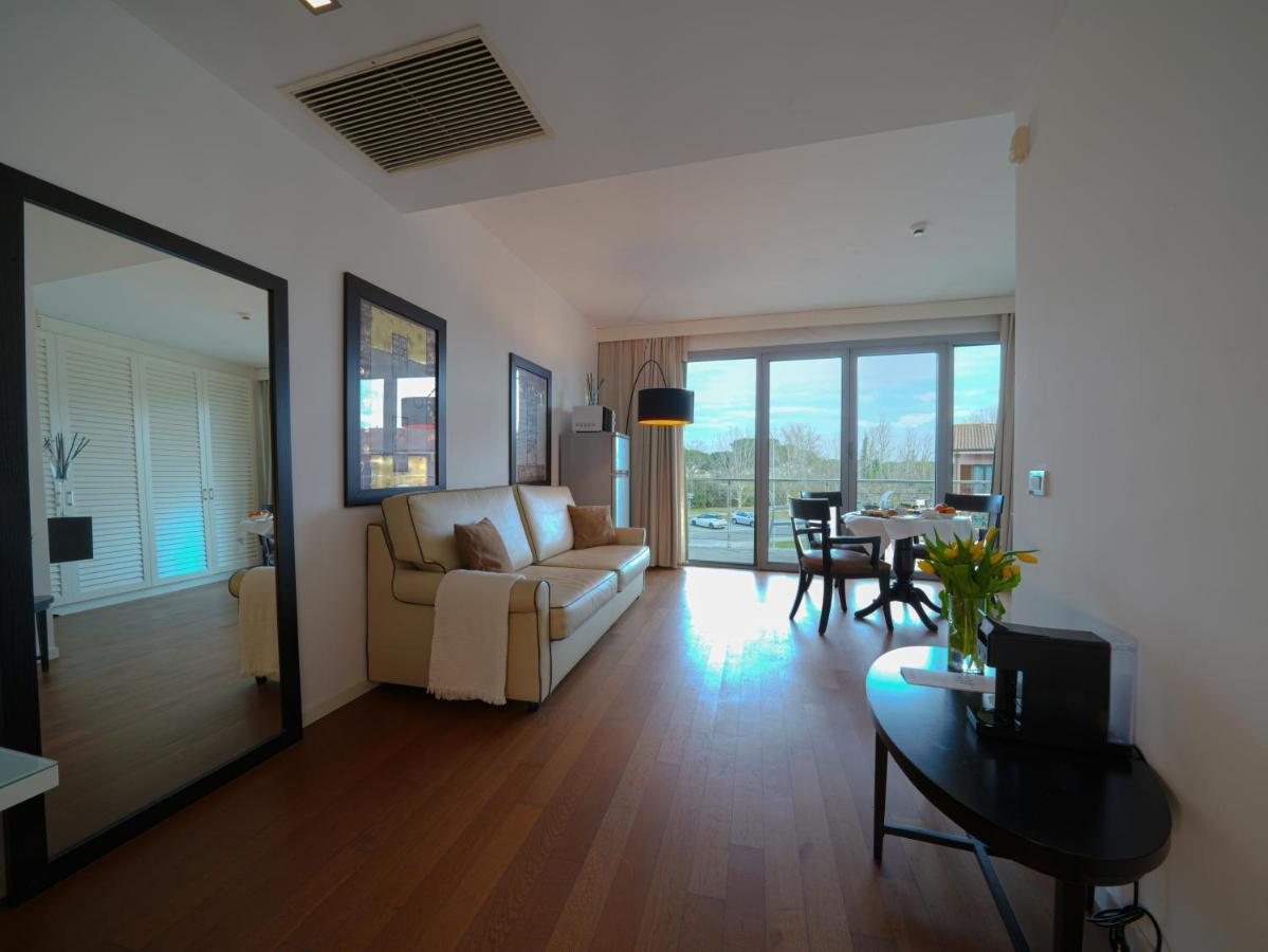Pisa Tower Plaza Hotel Bagian luar foto A living room in a typical apartment