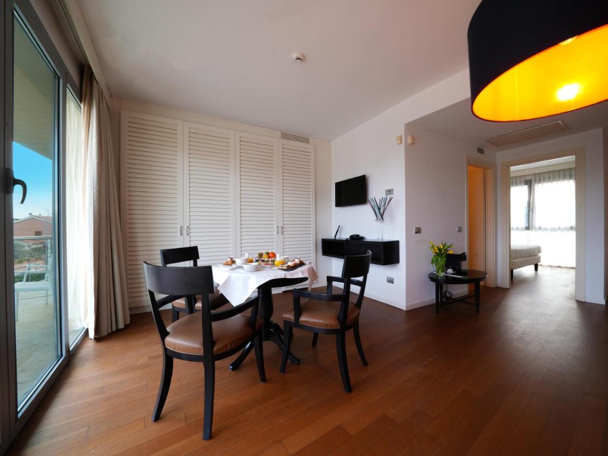 Pisa Tower Plaza Hotel Bagian luar foto A typical apartment