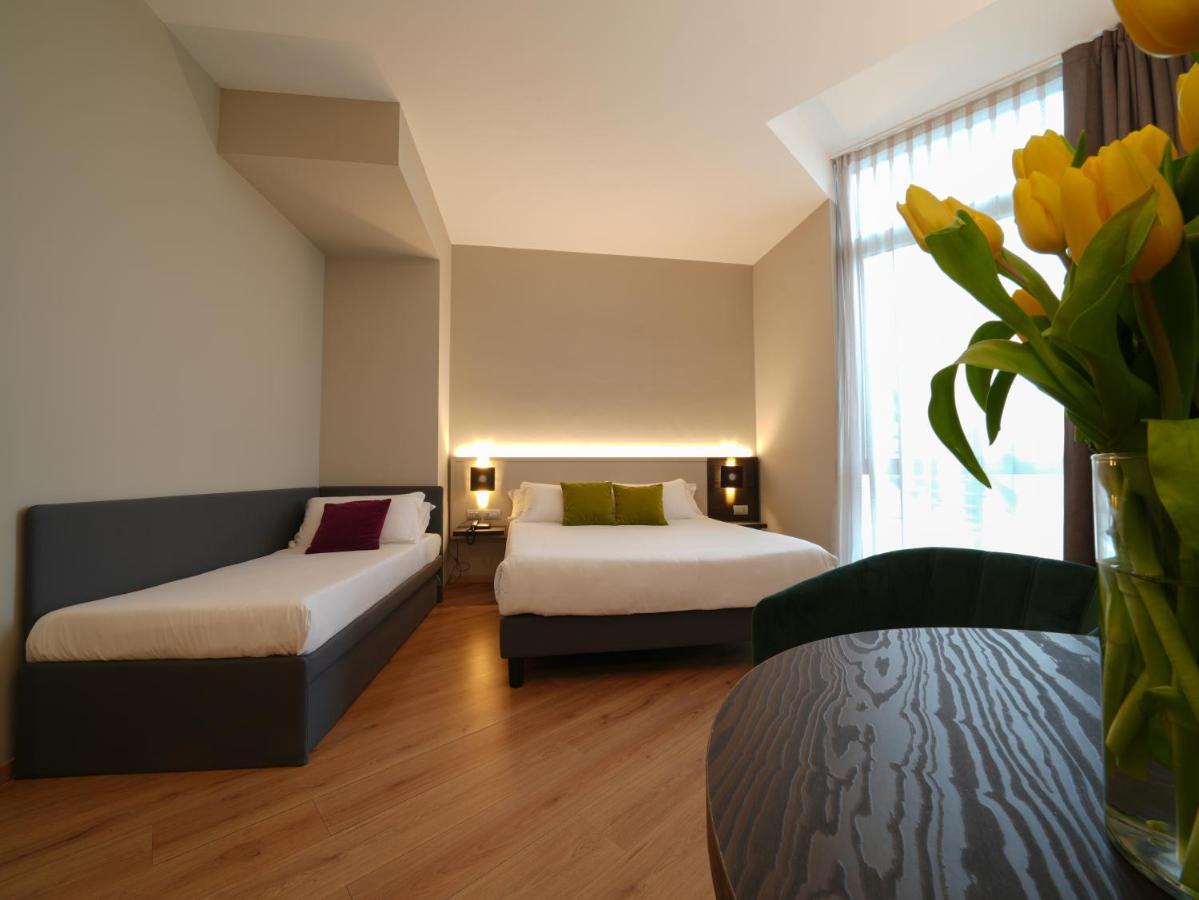 Pisa Tower Plaza Hotel Bagian luar foto A room at the hotel