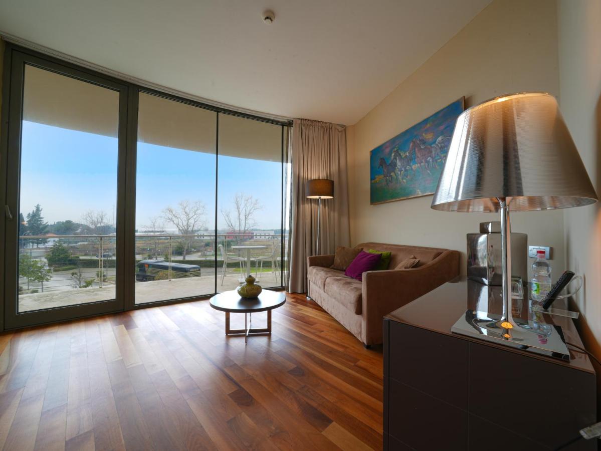 Pisa Tower Plaza Hotel Bagian luar foto A living room in a typical apartment