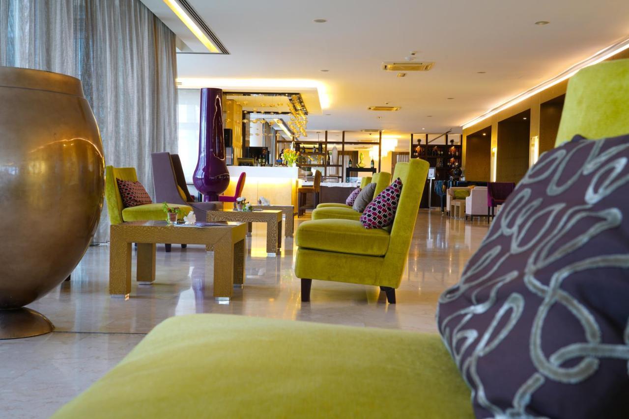 Pisa Tower Plaza Hotel Bagian luar foto The lobby of the hotel