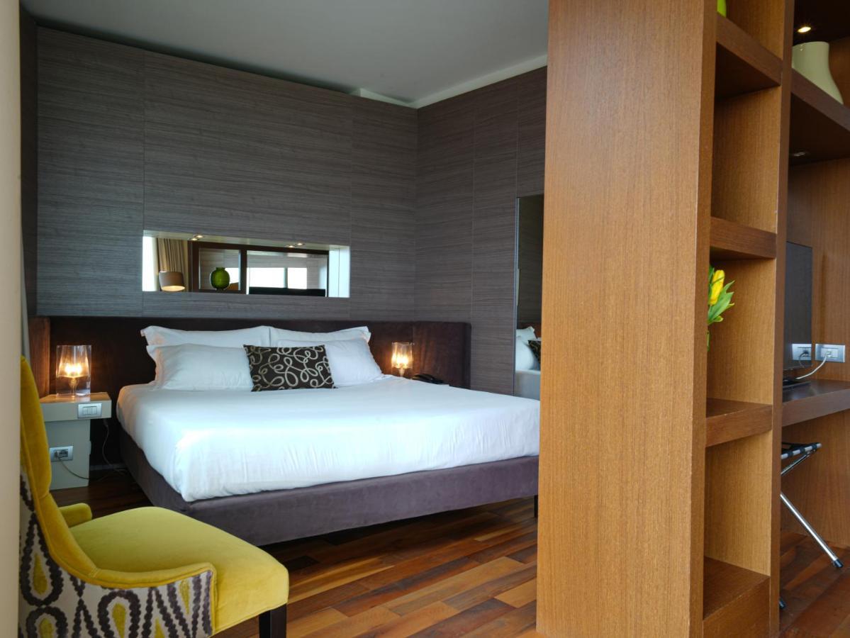 Pisa Tower Plaza Hotel Bagian luar foto A bedroom at the hotel