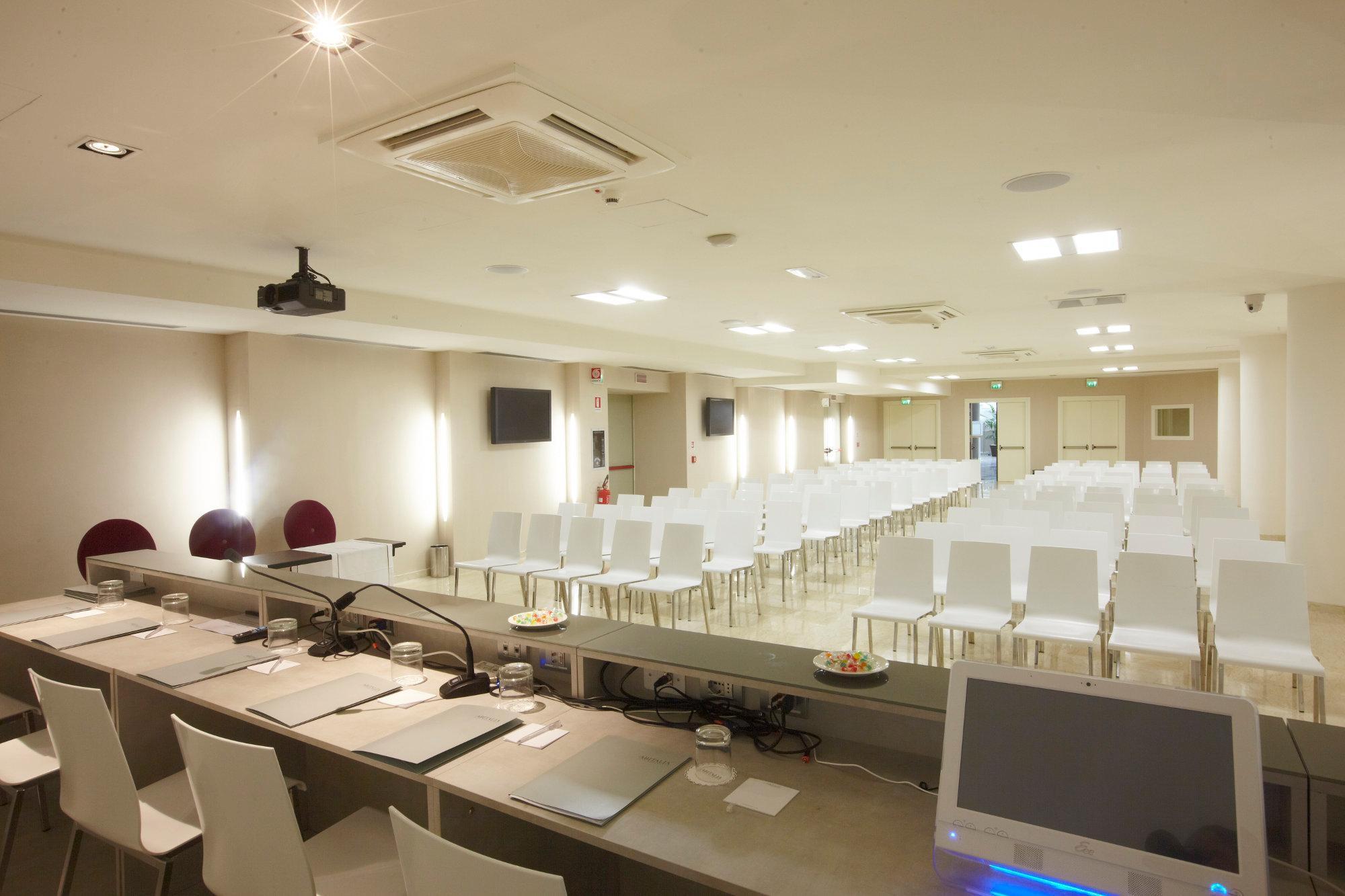 Pisa Tower Plaza Hotel Bagian luar foto The conference room