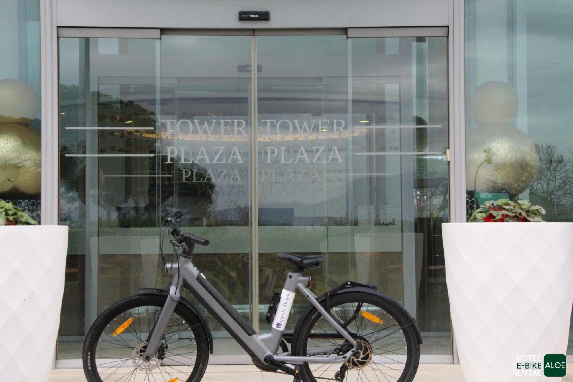 Pisa Tower Plaza Hotel Bagian luar foto A bicycle at the entrance of a shopping mall