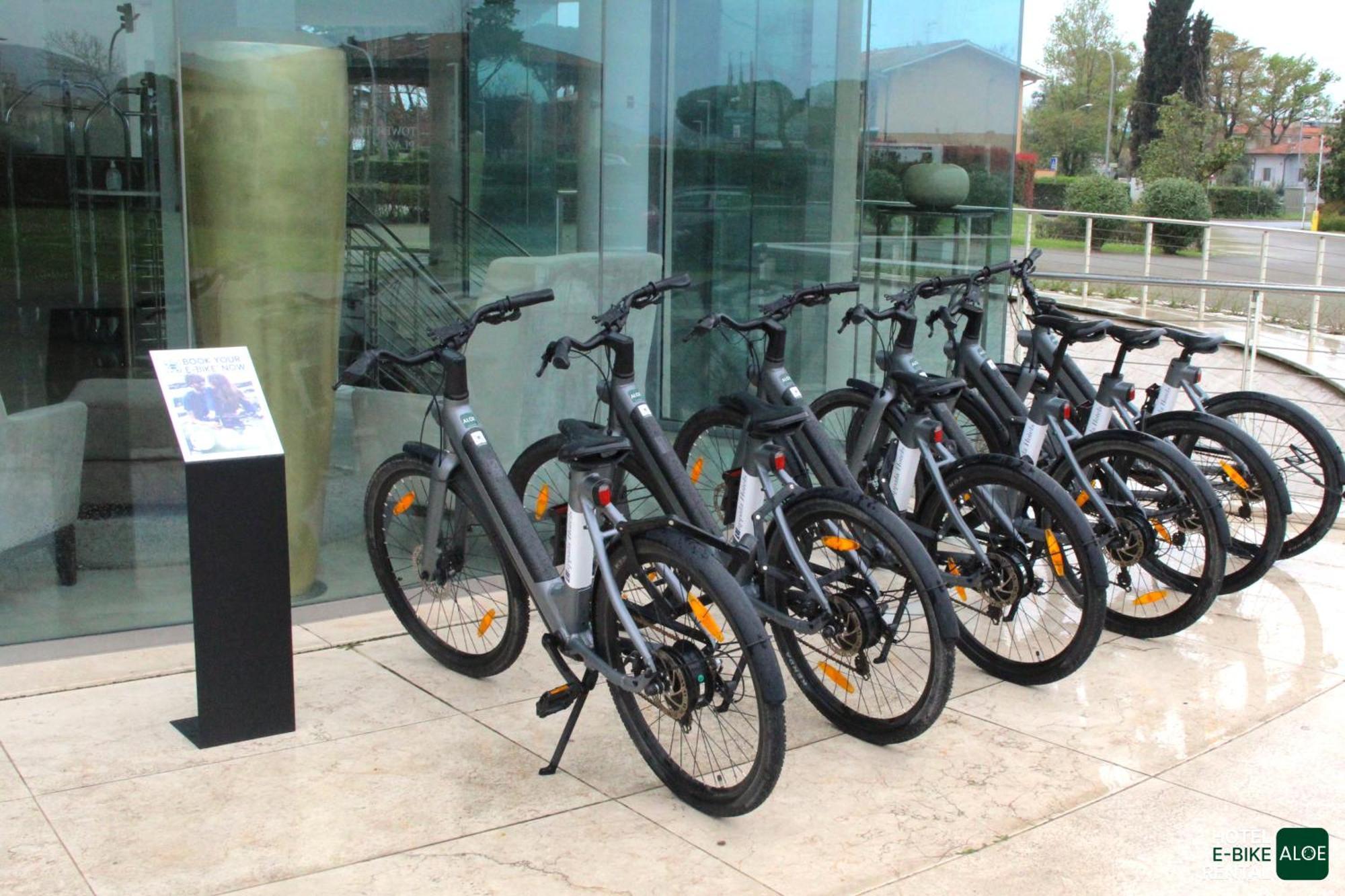 Pisa Tower Plaza Hotel Bagian luar foto Electric bicycles at the airport