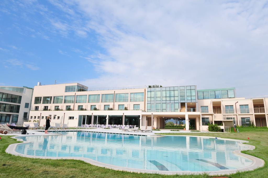 Pisa Tower Plaza Hotel Bagian luar foto The pool at the hotel